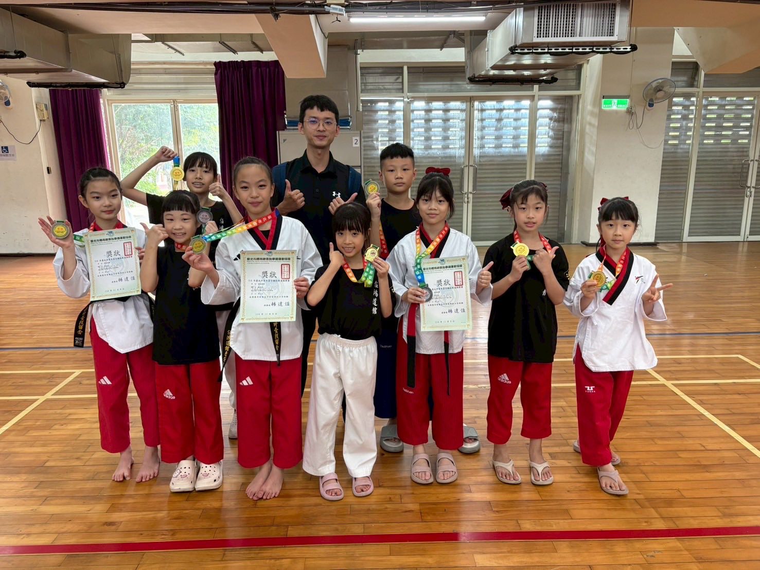 台北市青年盃獎狀合照